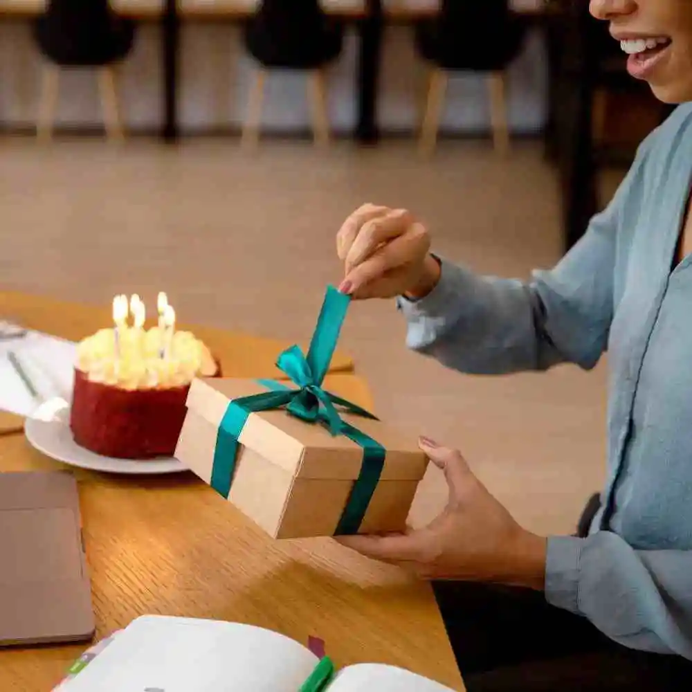 Customized Farewell Gifts for Corporate Employees